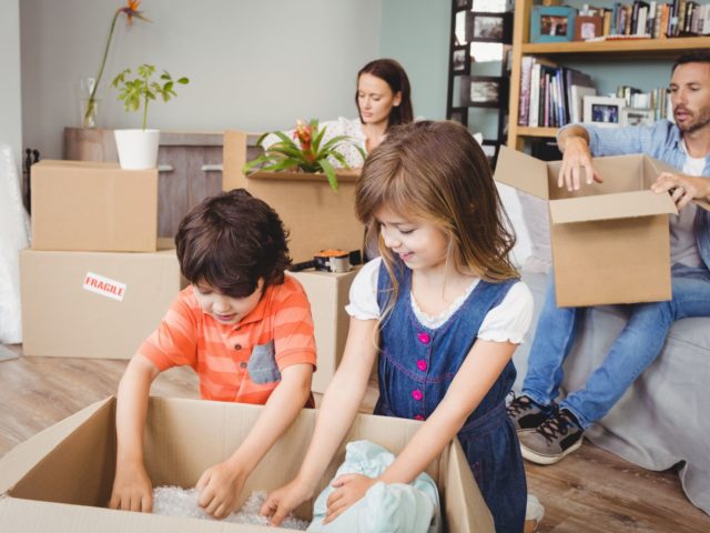 https://omalleymoving.com/wp-content/uploads/2022/08/Tips-for-Choosing-and-Marking-a-Few-Pack-Last-Unpack-First-Essentials-640x480.jpg