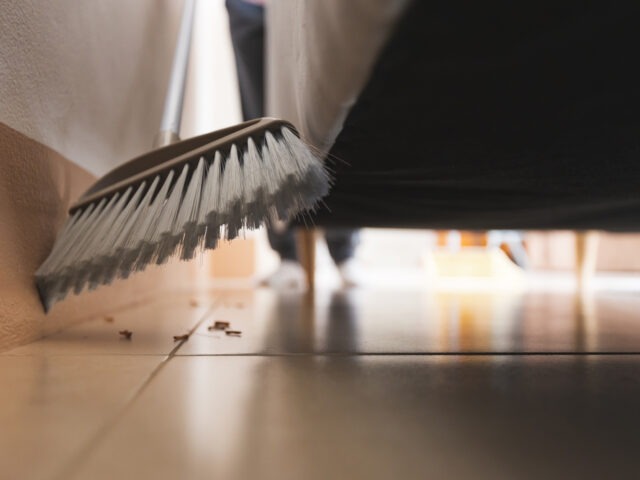 https://omalleymoving.com/wp-content/uploads/2023/07/Tips-For-Cleaning-Out-Your-Home-Or-Apartment-Efficiently-While-Packing-640x480.jpg