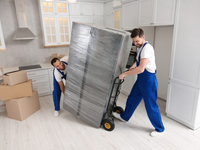 https://omalleymoving.com/wp-content/uploads/2023/10/Ensuring-the-Safety-of-Your-Belongings-During-a-Move--640x480.jpg