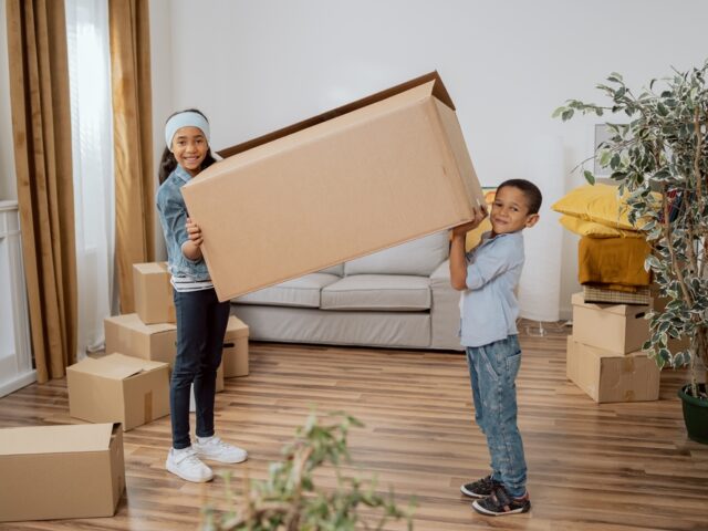 https://omalleymoving.com/wp-content/uploads/2023/11/Dont-Pack-Your-Home-Yourself-Get-Help-From-Movers-640x480.jpg
