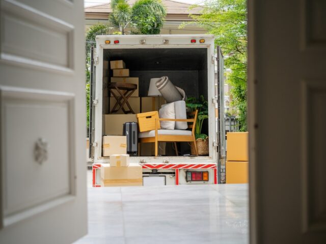 https://omalleymoving.com/wp-content/uploads/2023/11/What-To-Expect-on-Moving-Day-as-a-Homeowner-640x480.jpg