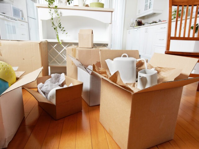 https://omalleymoving.com/wp-content/uploads/2024/03/The-Science-of-Safely-Moving-Fragile-Items-Insights-from-Experts--640x480.jpg